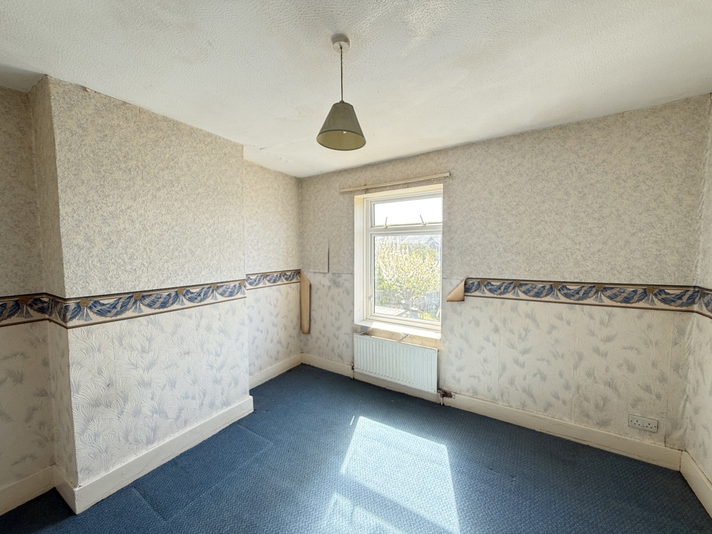 Lot: 109 - TWO-BEDROOM HOUSE IN NEED OF IMPROVEMENT - Bedroom two with window to garden